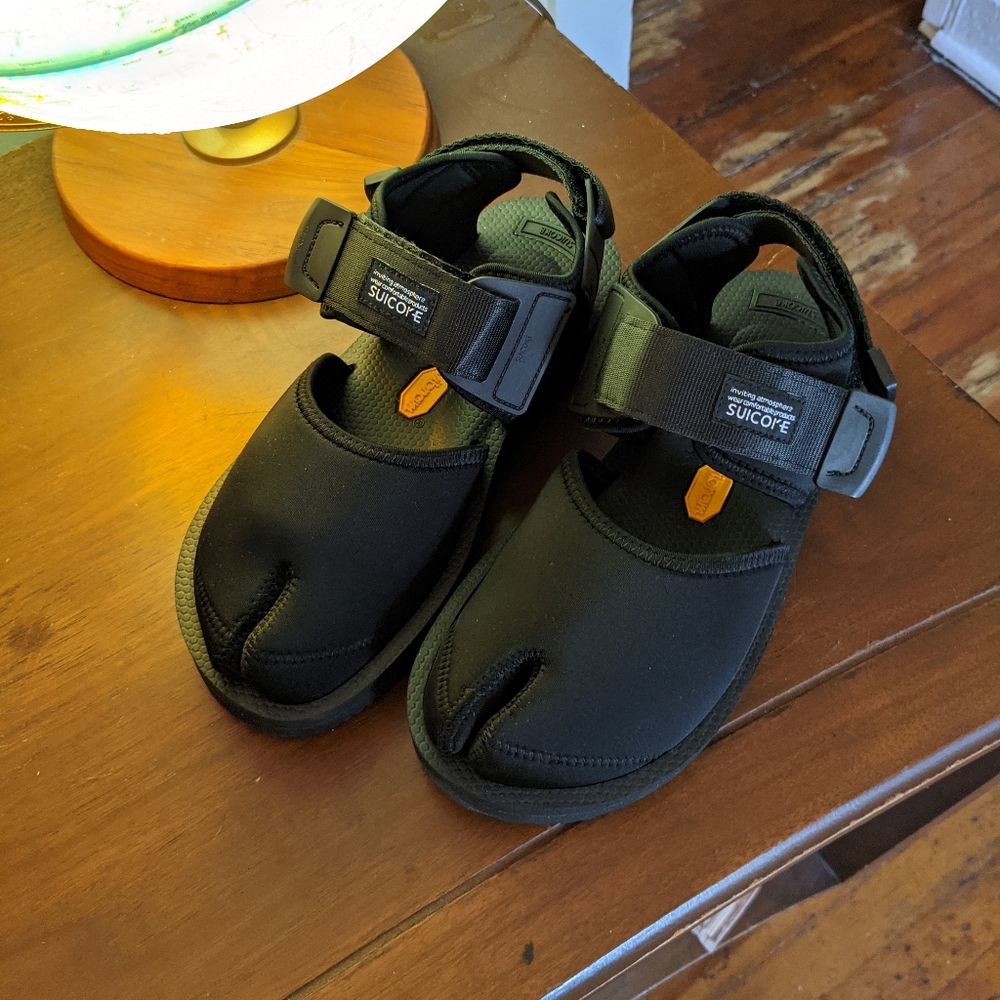 SUICOKE Bita-V Sandals in black (NWT)